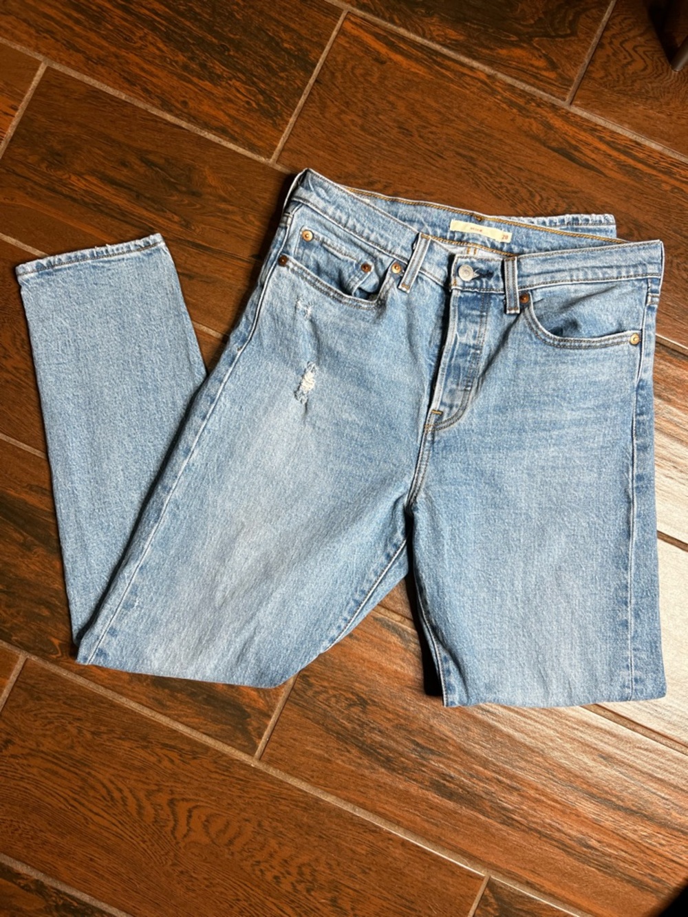 Levi’s Light Wash Denim Distressed High Rise Wedgie Jeans women’s Size 28 - Picture 2 of 7